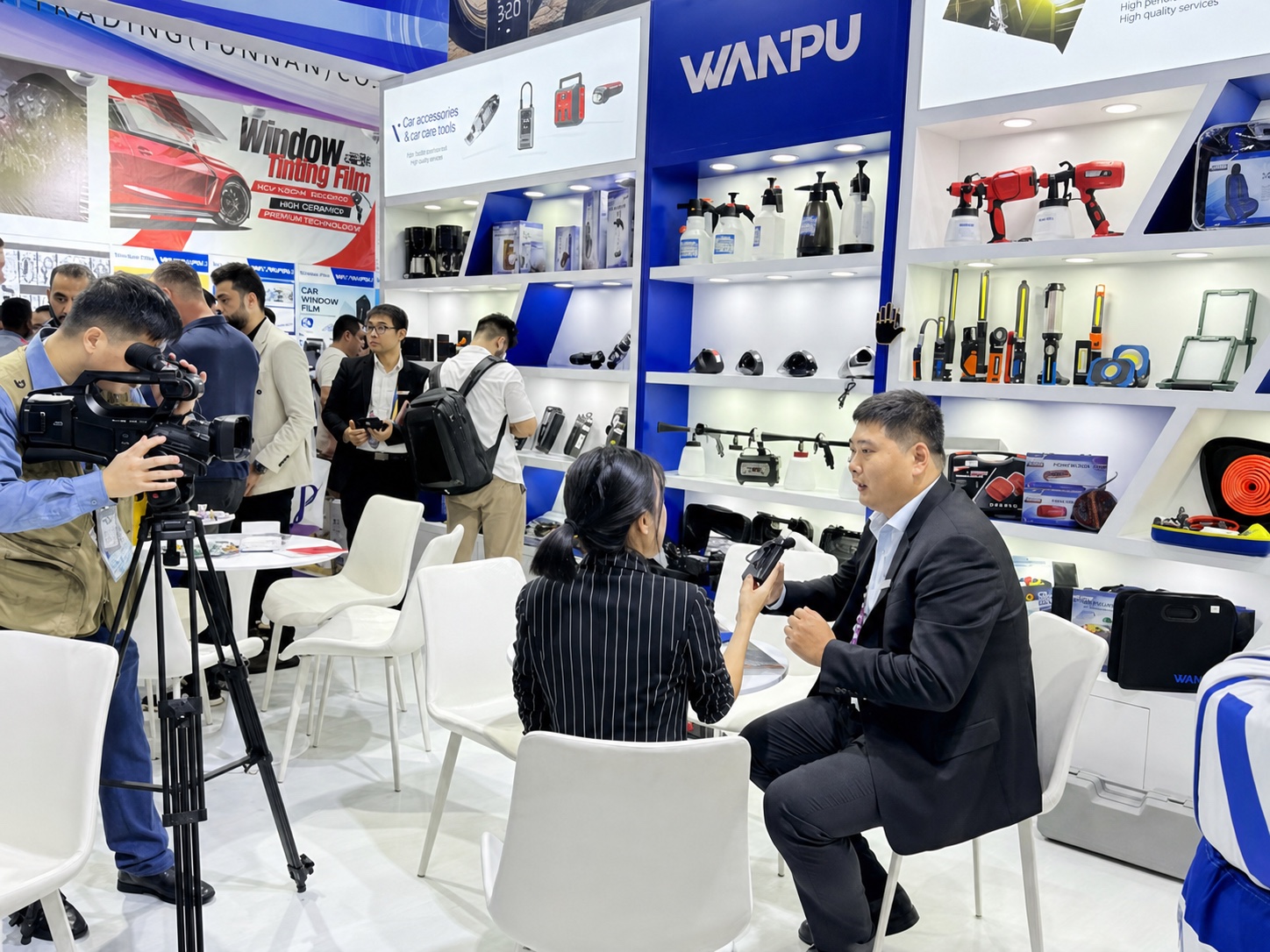 WANPU export team discussing an automotive tools program with professional buyers